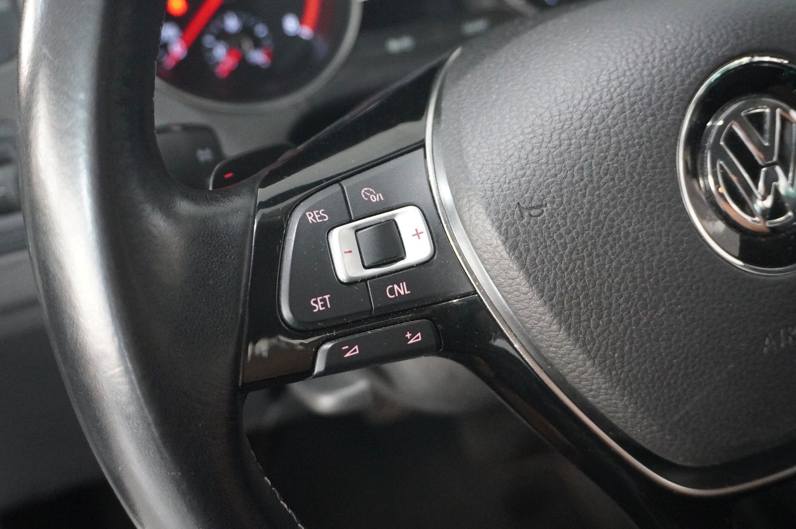 Fahrzeugabbildung Volkswagen Polo V 1.2 TSI LOUNGE DSG NAVI/KLIMA/PDC/TEMP.