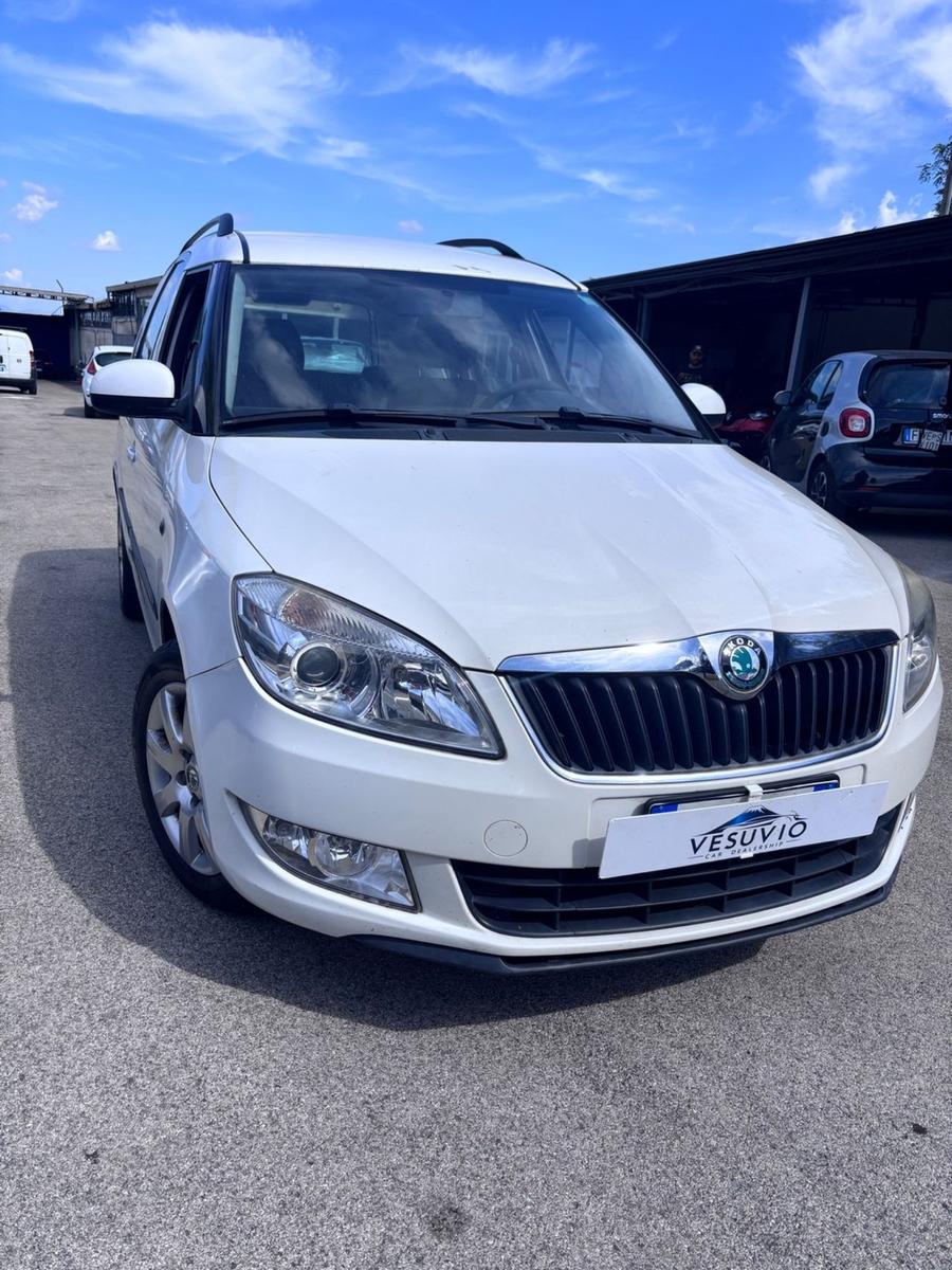 Skoda Roomster 2012 — вигляд ззаду