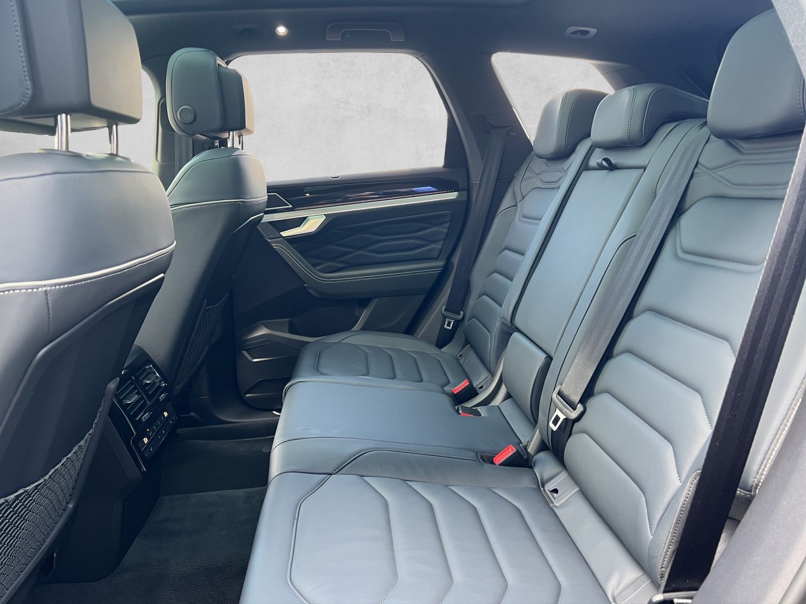 Touareg R-Line 3.0 V6 TDI 4M Leder*AHK*Luft*Blac