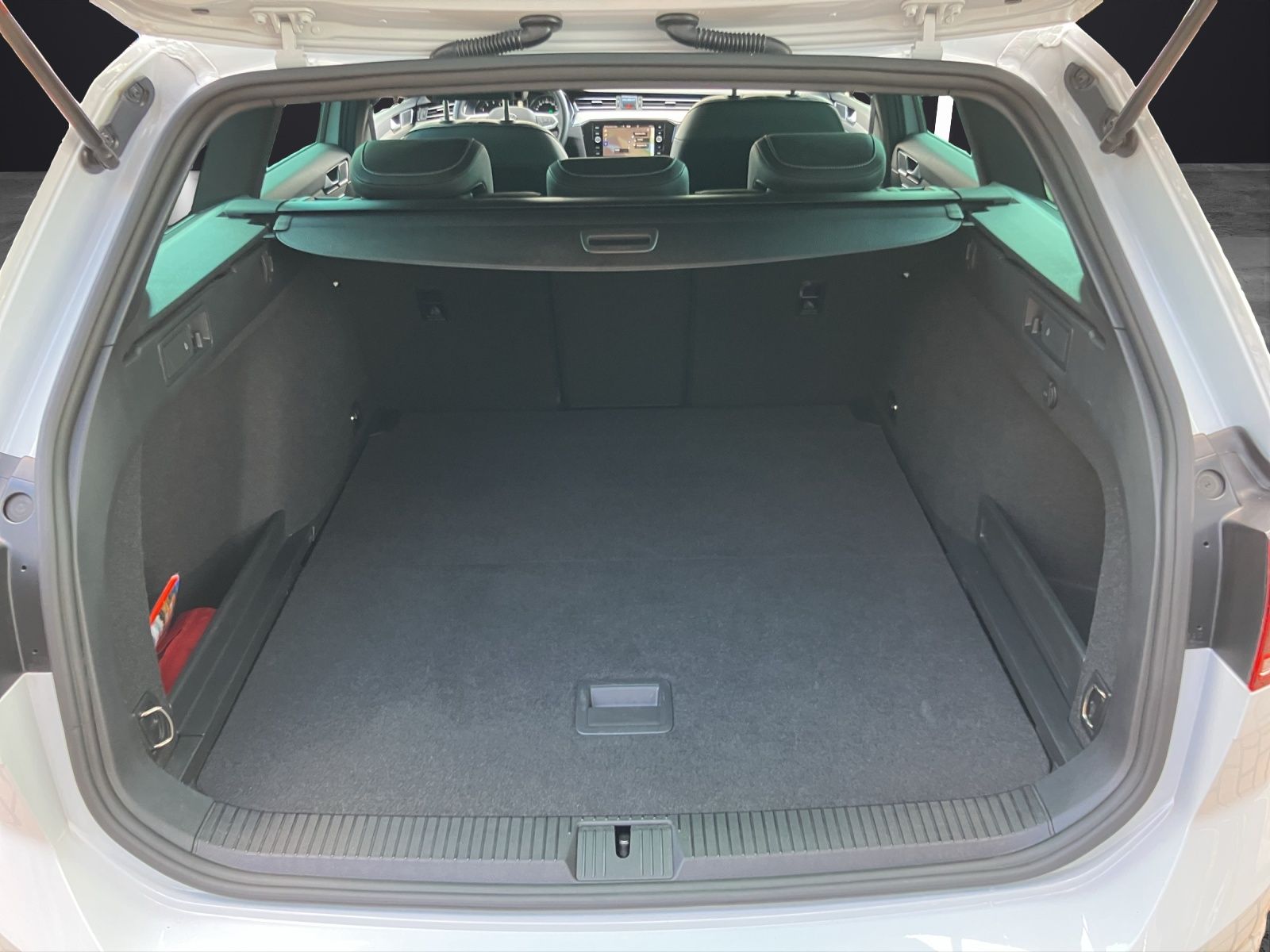 Fahrzeugabbildung Volkswagen Passat Variant R-Line TSI DSG LED ACC NAVI RFK S