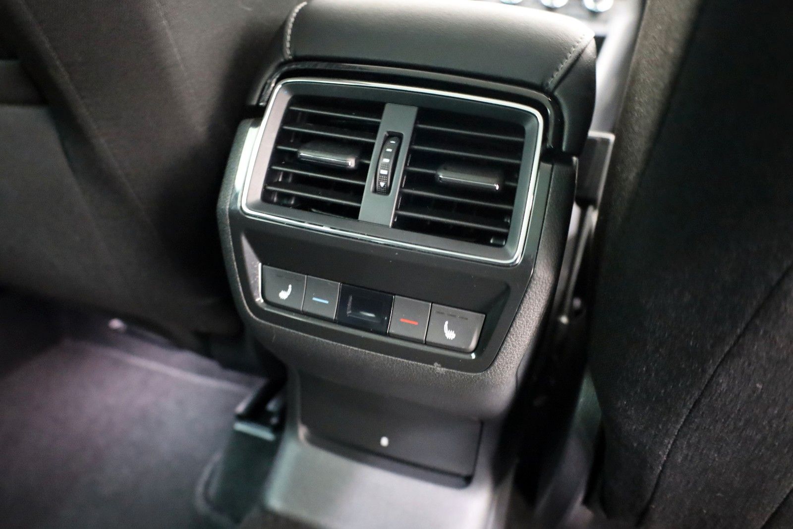 Fahrzeugabbildung SKODA Kodiaq Tour,Navi,LED,4xSH,Kamera,ACC, SR+WR