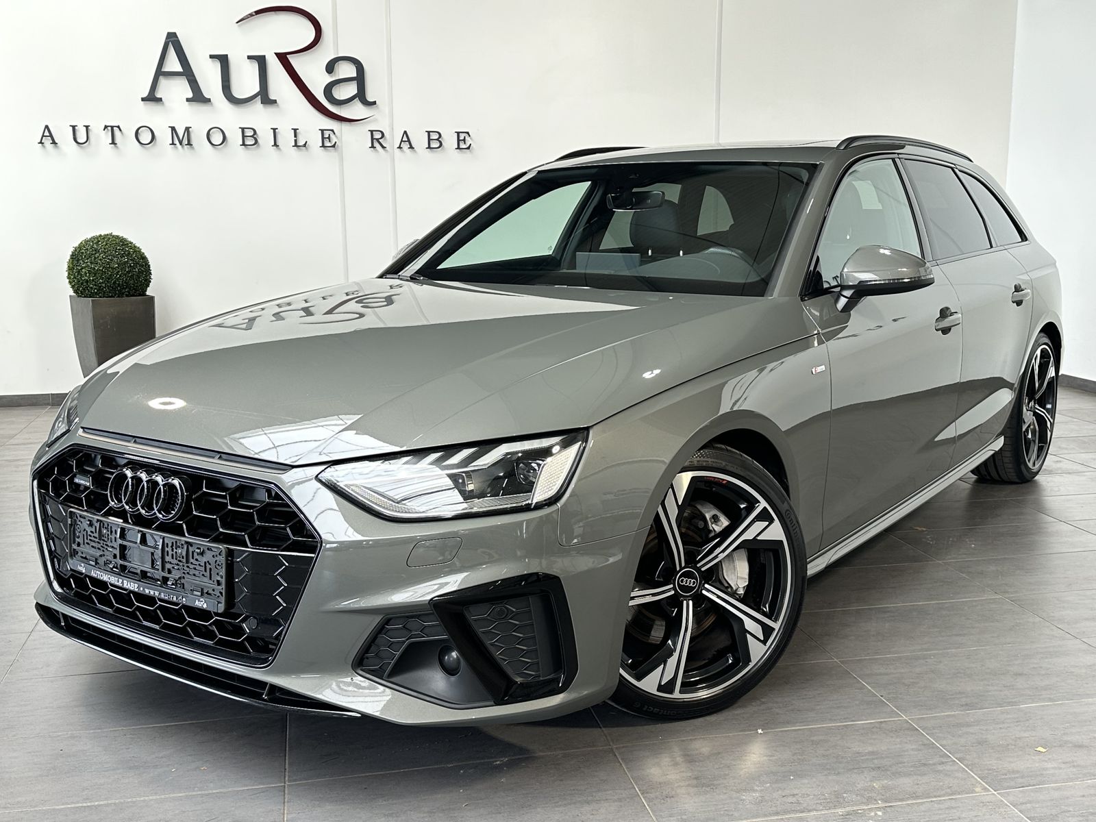 Fahrzeugabbildung Audi A4 Avant 45 TFSI Qu S-Line Black NAV+LED+PANO+VC
