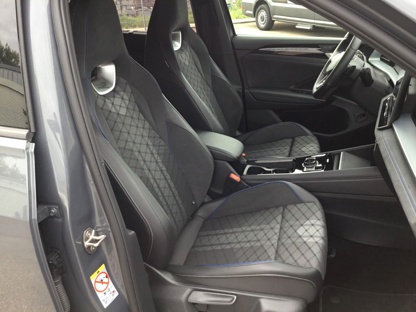 Fahrzeugabbildung Volkswagen Tayron 2.0 TSI DSG 4M R-Line+7S+Pano+AHK+Headup