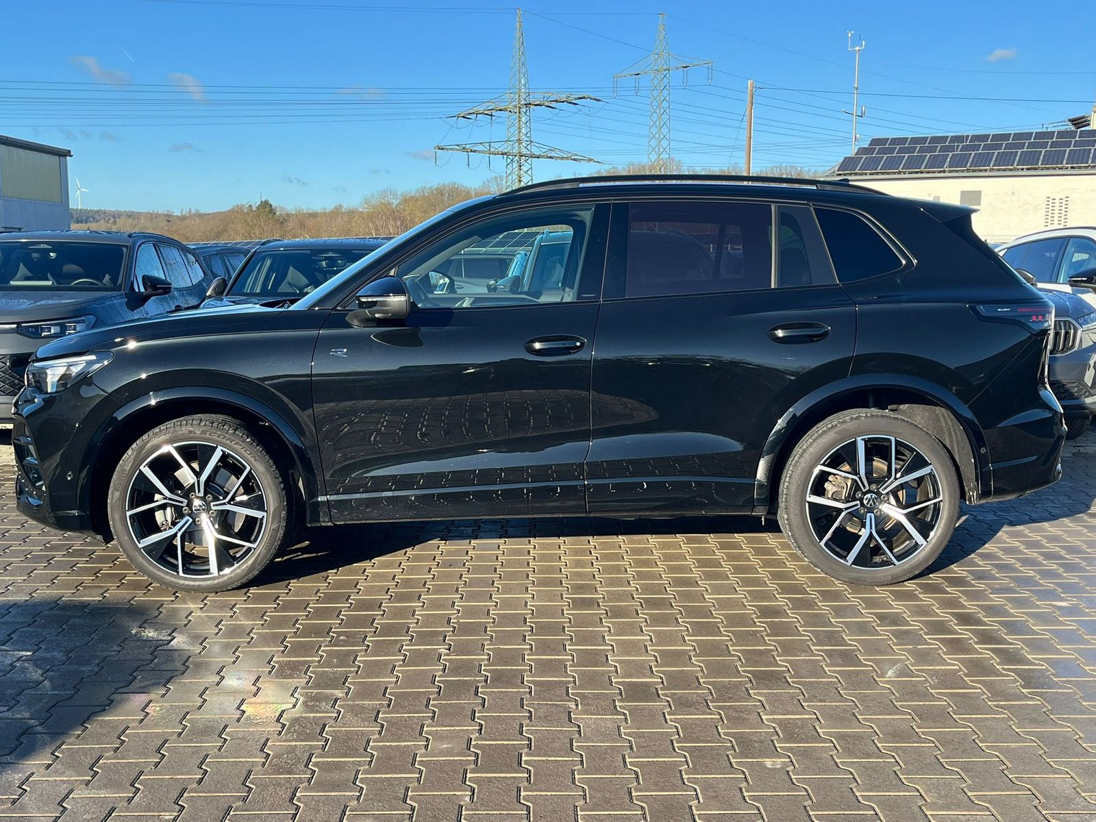 Fahrzeugabbildung Volkswagen Tiguan 2.0 TDI 4M R-Line PANO*H&K*AHK*MATRIX*20"
