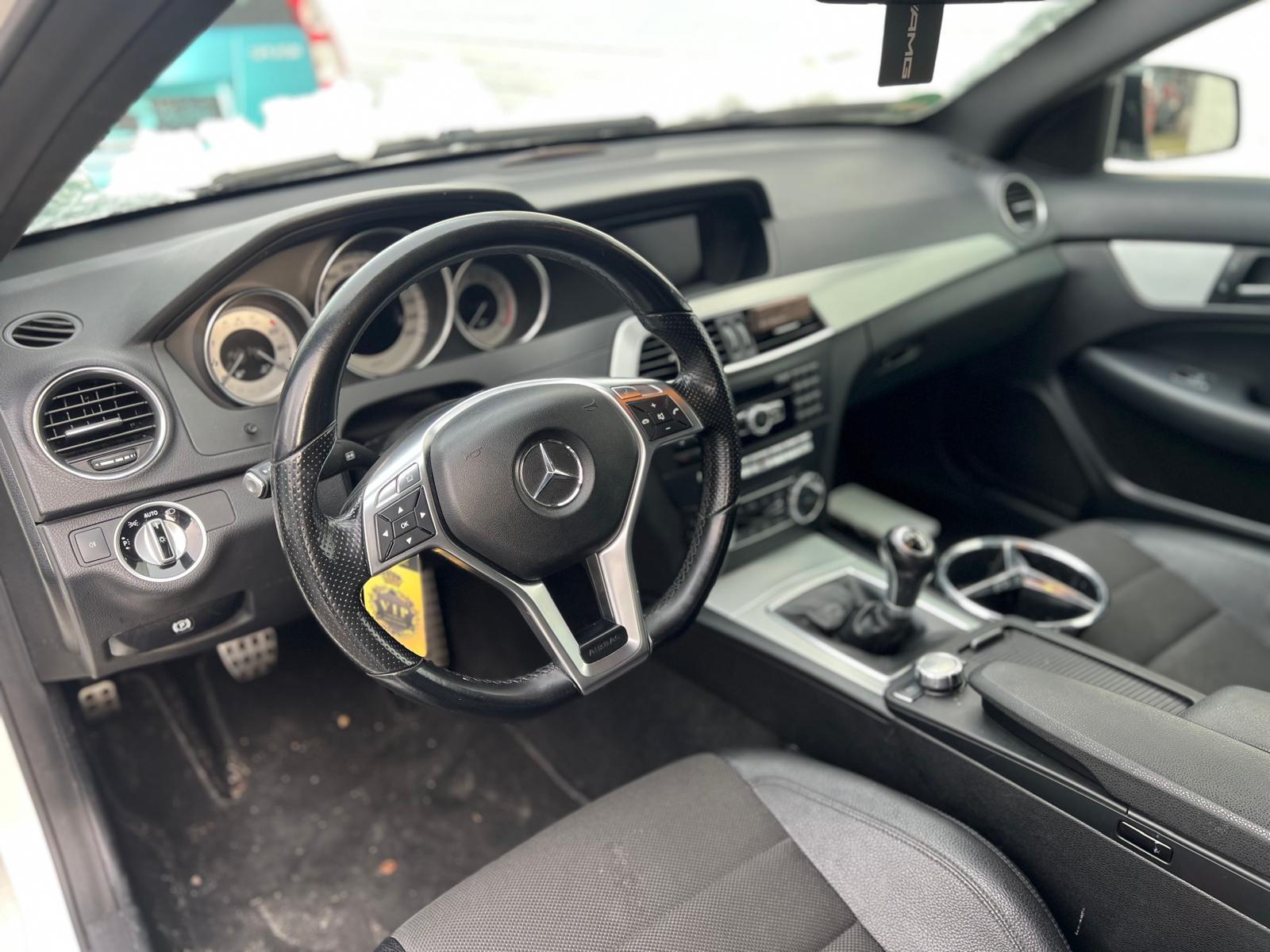 Mercedes-Benz C 180 CGI BlueEfficiency Coupe AMG Line