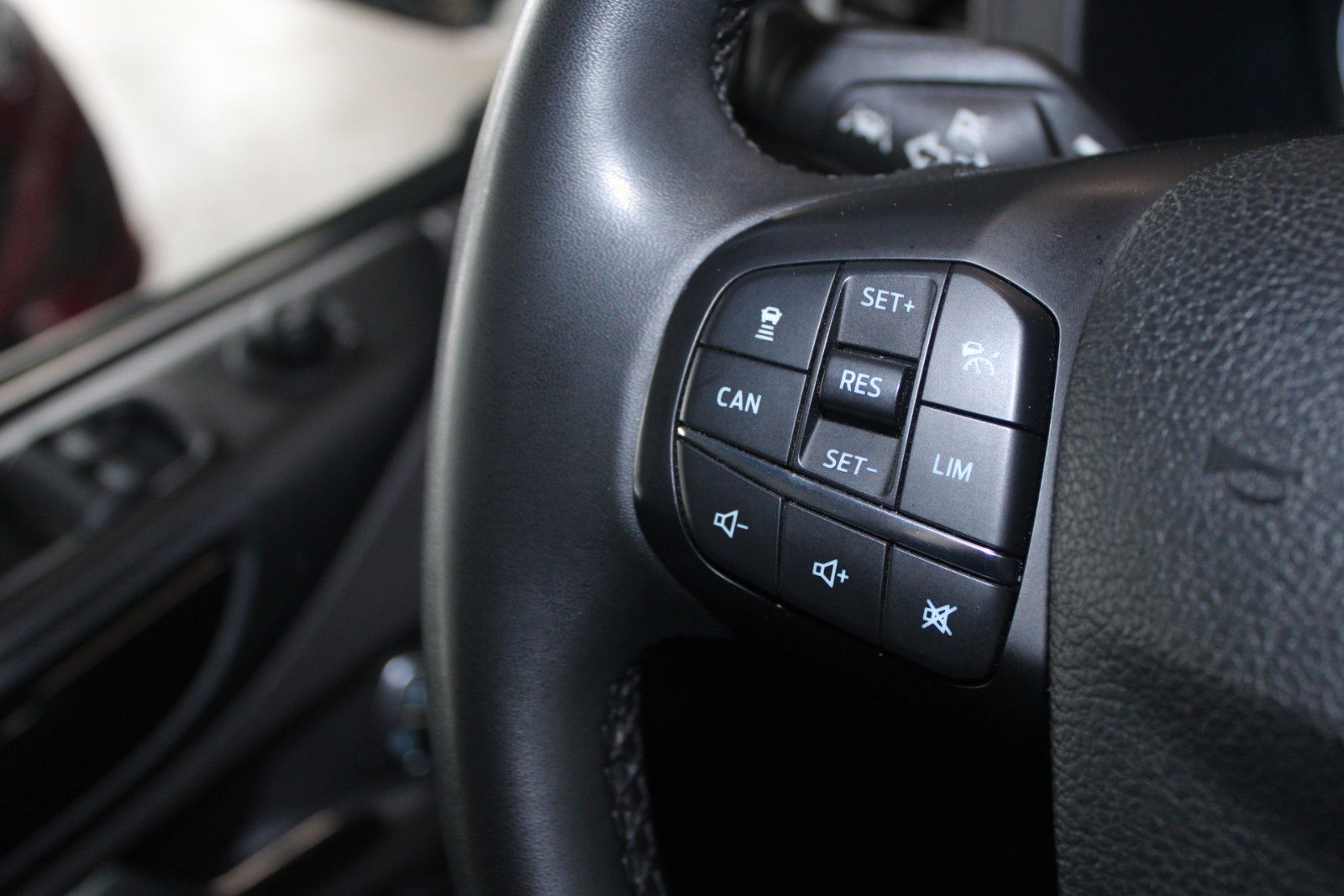 Fahrzeugabbildung Ford Transit Custom TRAIL AHK Bott Einrichtung Leder