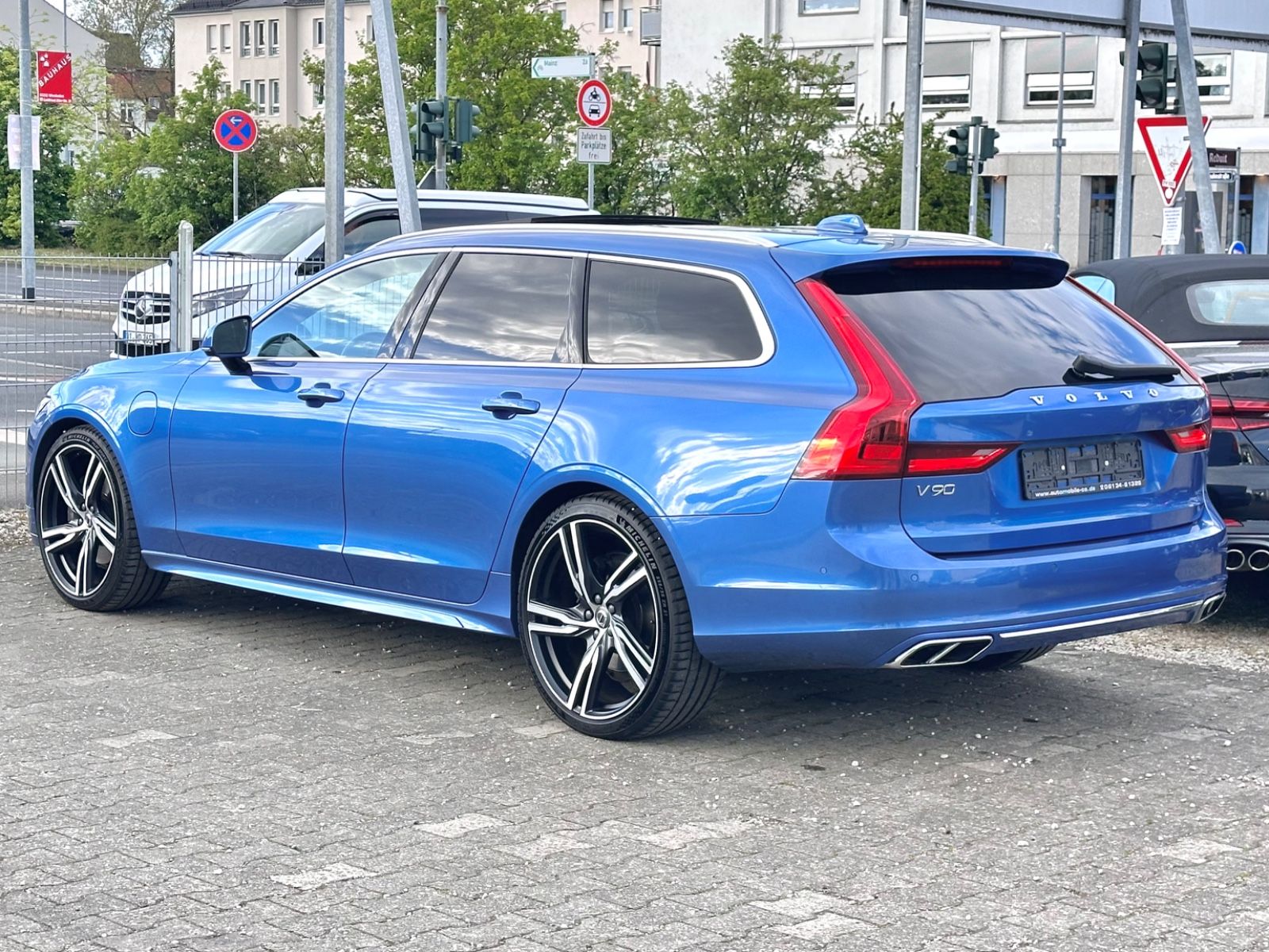 Fahrzeugabbildung Volvo V90 KOMBI T8 R-DESIGN HYBRID AWD*AHK+VOLL+MOD.19