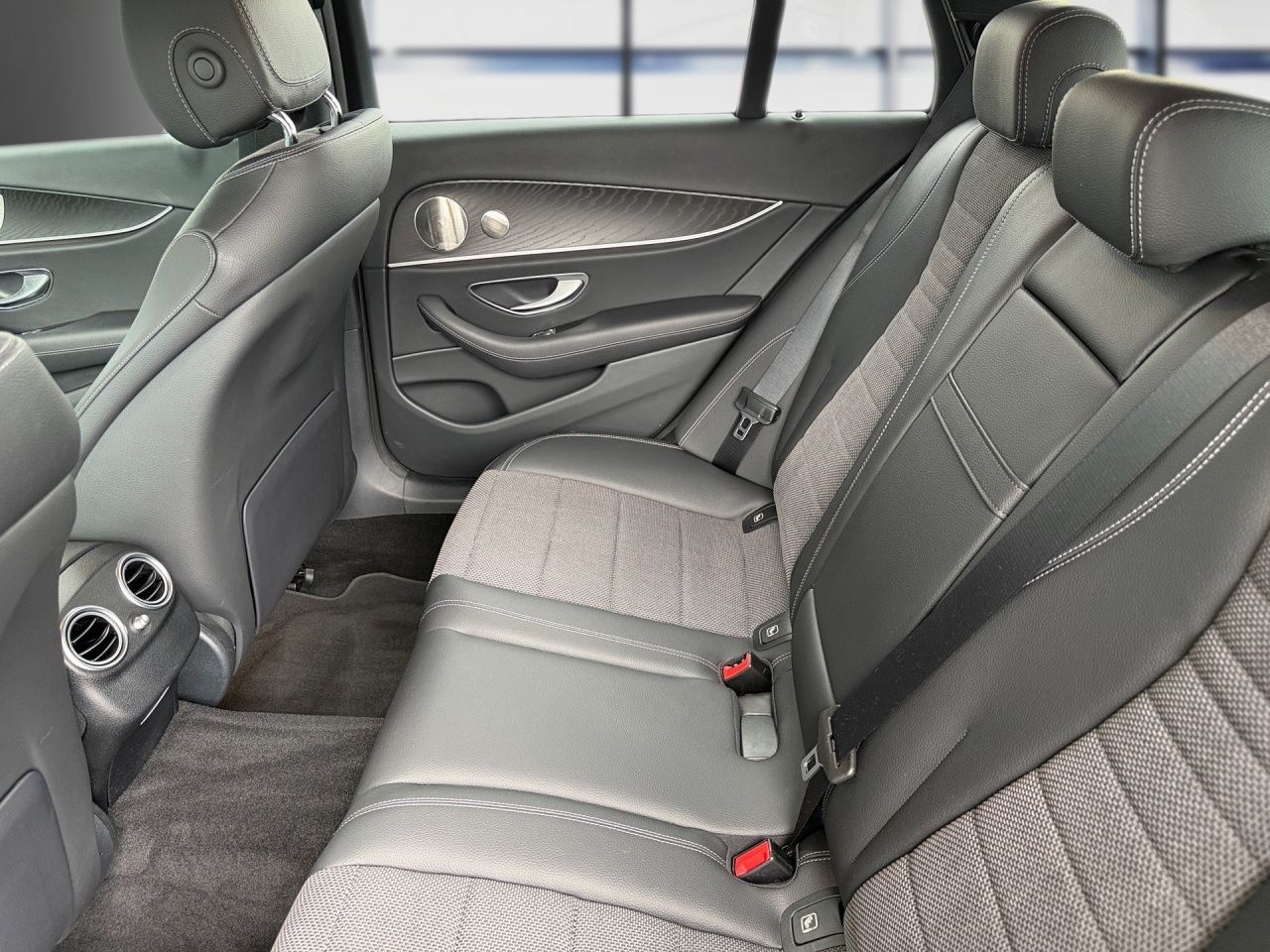 Fahrzeugabbildung Mercedes-Benz E 220 d T AVANTGARDE+AHK+EASYPACK+AMBIENT+MEMORY