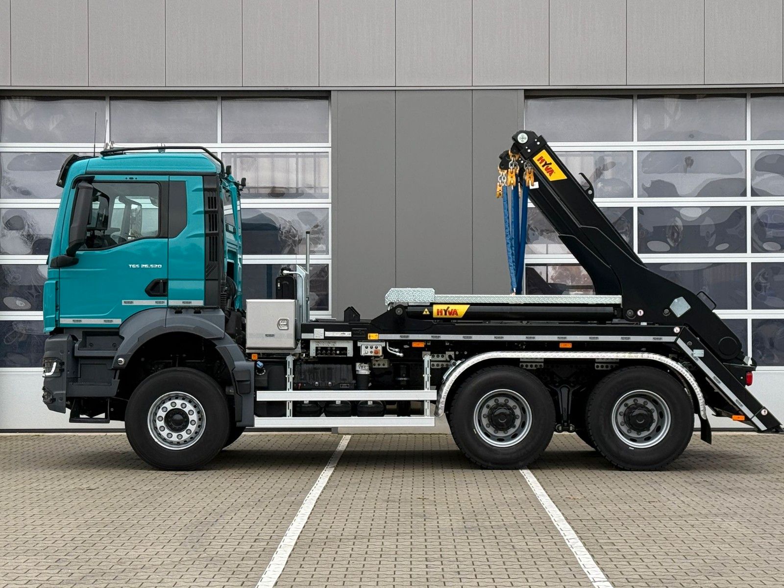 Fahrzeugabbildung MAN TGS 26.520 Absetzkipper HYVA 18 TAZ / Funk / 6x4
