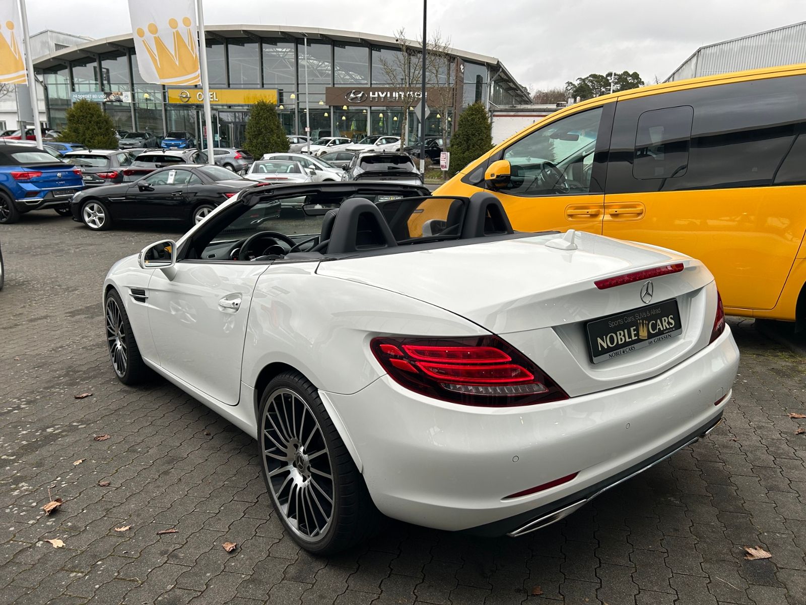 Fahrzeugabbildung Mercedes-Benz SLC 200 9G-Tronic AIRSCARF SHZ PANO NAVI