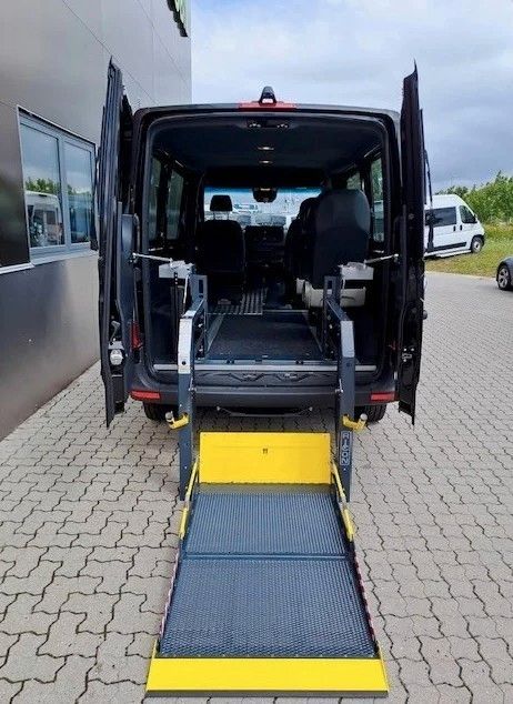 Mercedes-Benz Tourer 211 Rollstuhl fahrer + Docking + Lift