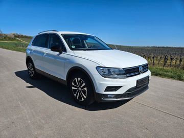Volkswagen Tiguan - 1
