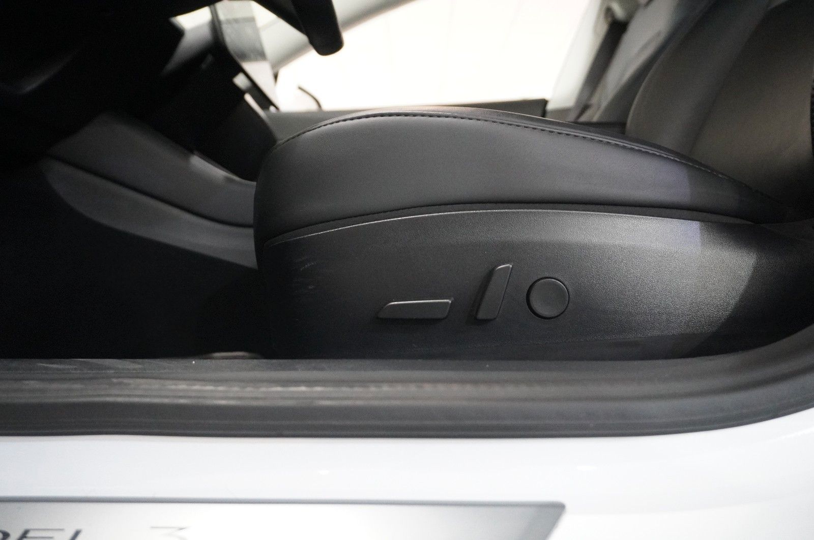 Fahrzeugabbildung Tesla Model 3 Standard Range Plus NAVI/KAMERA/SH/PANO