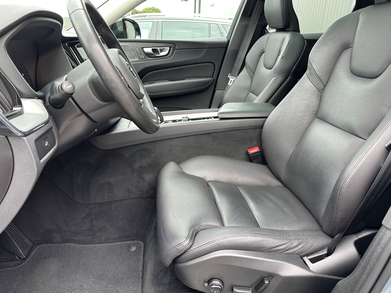 Fahrzeugabbildung Volvo XC60 B5 B AWD Ultimate Dark LED+PANO+AHK+STHZ