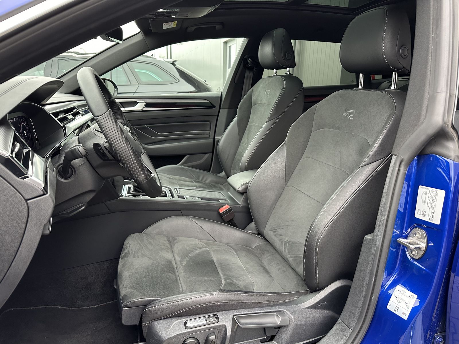 Fahrzeugabbildung Volkswagen Arteon 1.4 TSI eHybrid R-Line NAV+LED+AHK+PANO