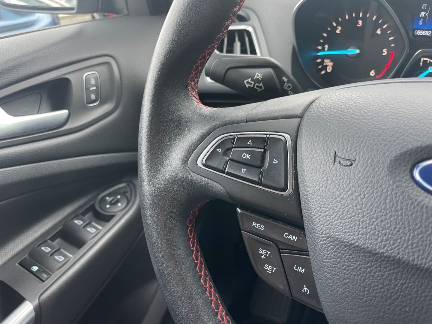 Fahrzeugabbildung Ford Kuga ST-Line elek Heckkl SHZ vo Lenkradhzg