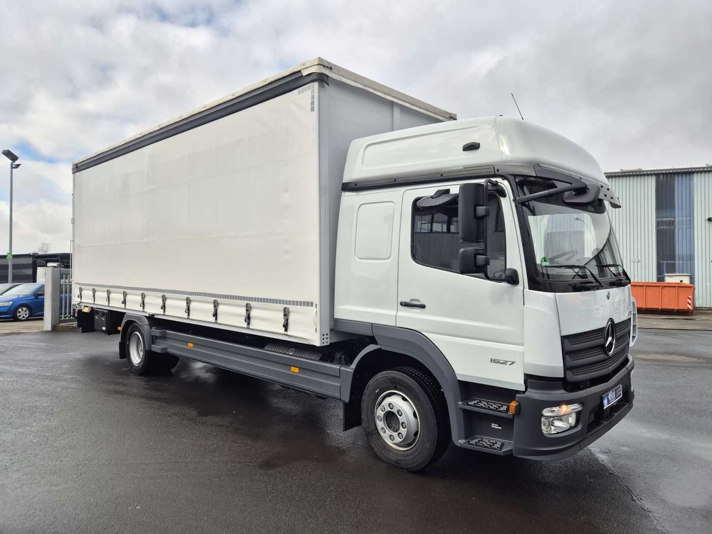 Fahrzeugabbildung Mercedes-Benz Atego 1527 L L-Haus LBW Palfinger 1.500kg 2 Bett