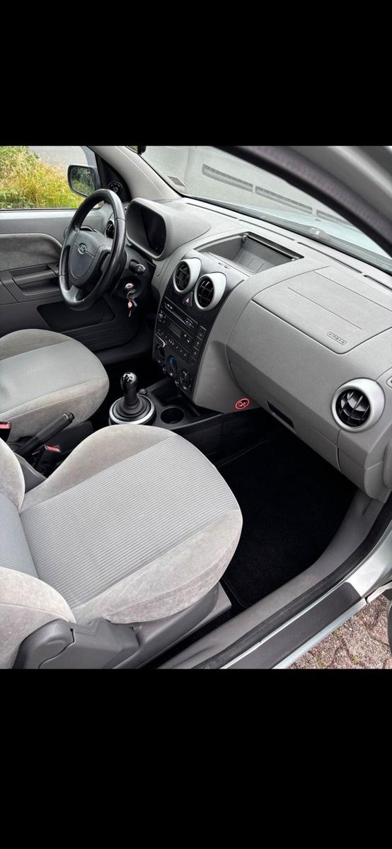 Ford Fusion 2004 — photo 13
