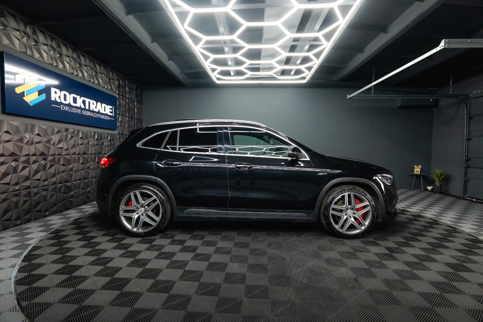 Fahrzeugabbildung Mercedes-Benz GLA 45 S AMG 4Matic | ACC | PANO | BURMESTER