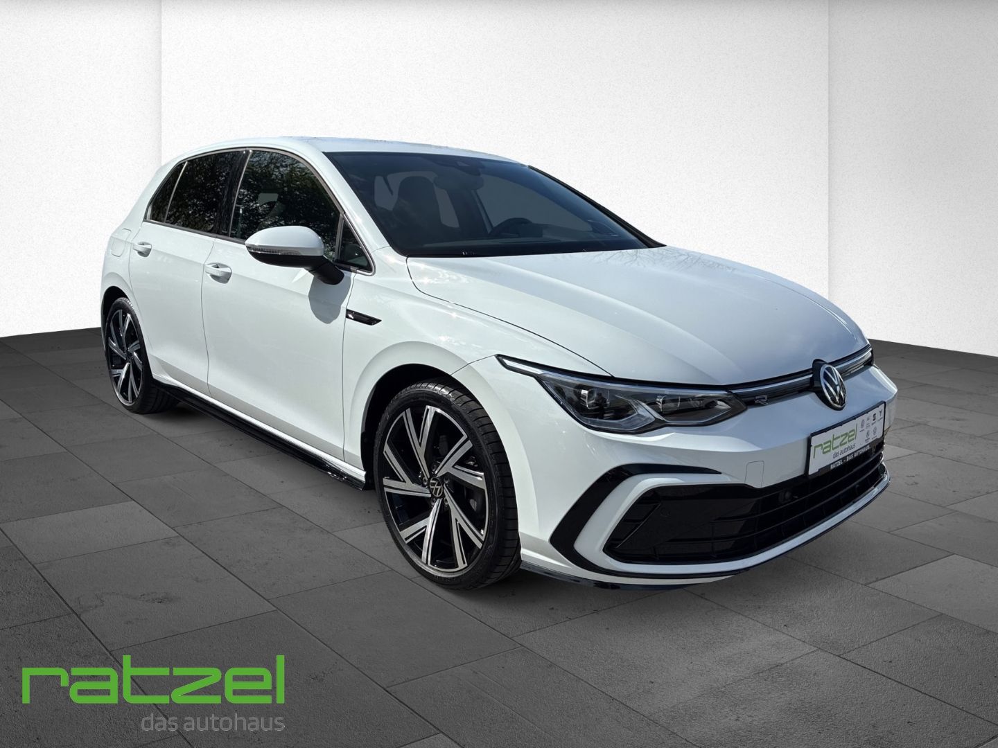 Fahrzeugabbildung Volkswagen Golf VIII 1.5 eTSI R-Line Sportpaket AHK-klappba
