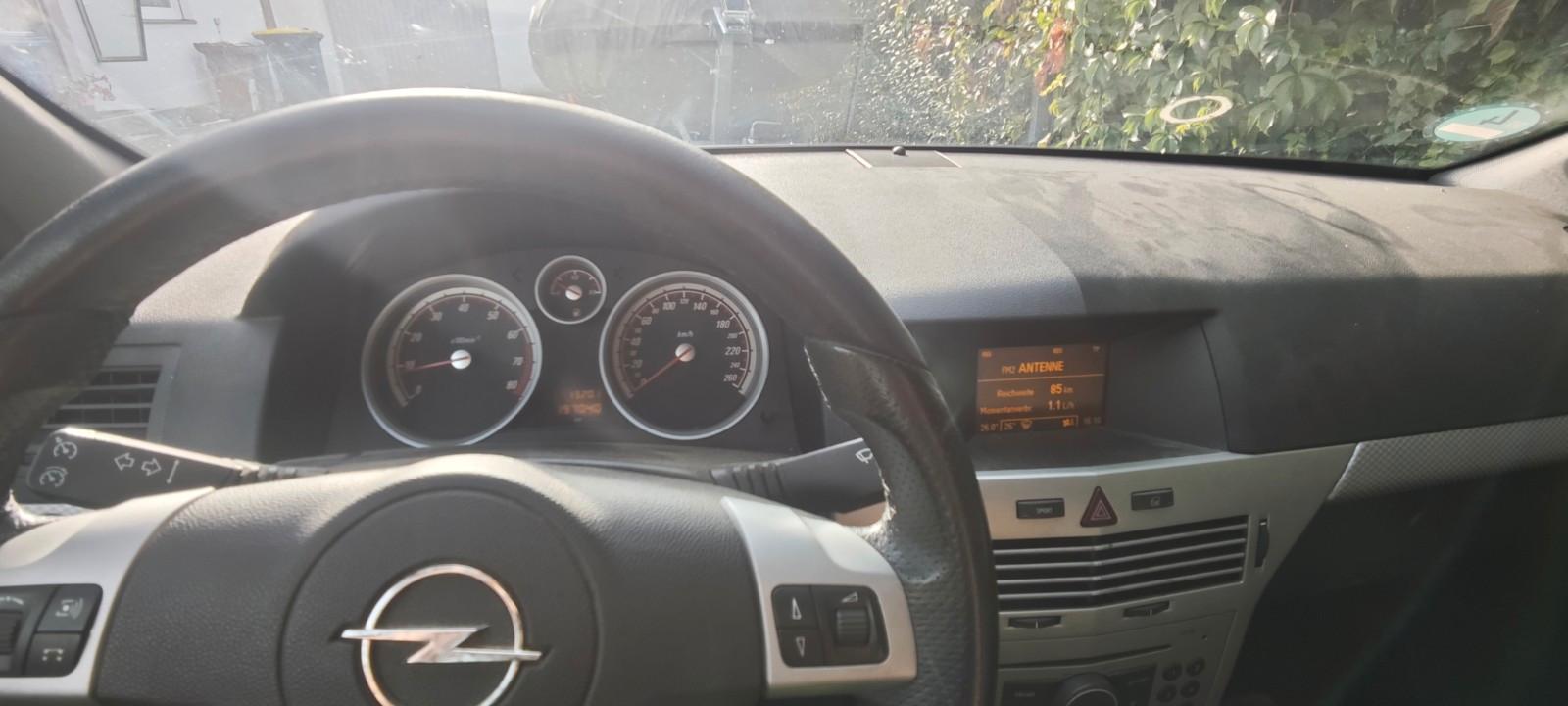 Opel Astra 2006 — interior