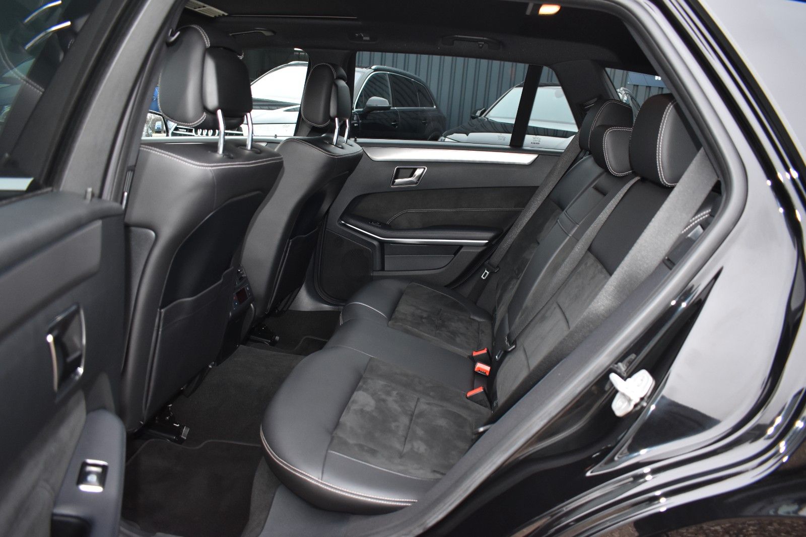 Fahrzeugabbildung Mercedes-Benz E 400 T Edition 4Matic AMG Night-Paket AHK