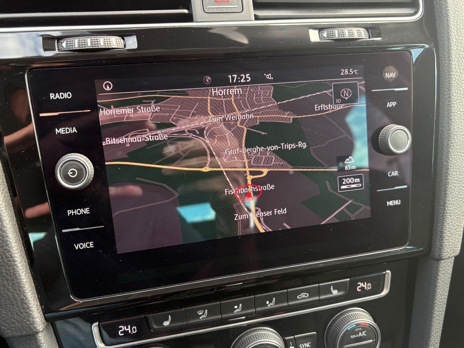 Fahrzeugabbildung Volkswagen Golf VII 1.5 TSI ACT DSG Sound Navi R-LINE ACC