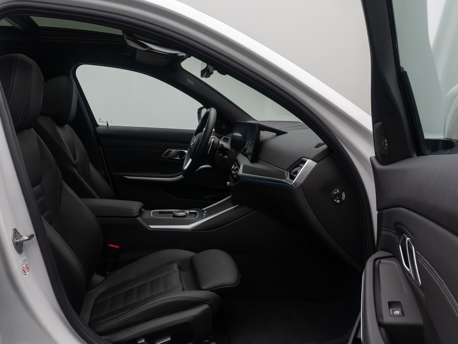 Fahrzeugabbildung BMW 330e xD Panorama HUD H/K AHK Alarm Sport Leder