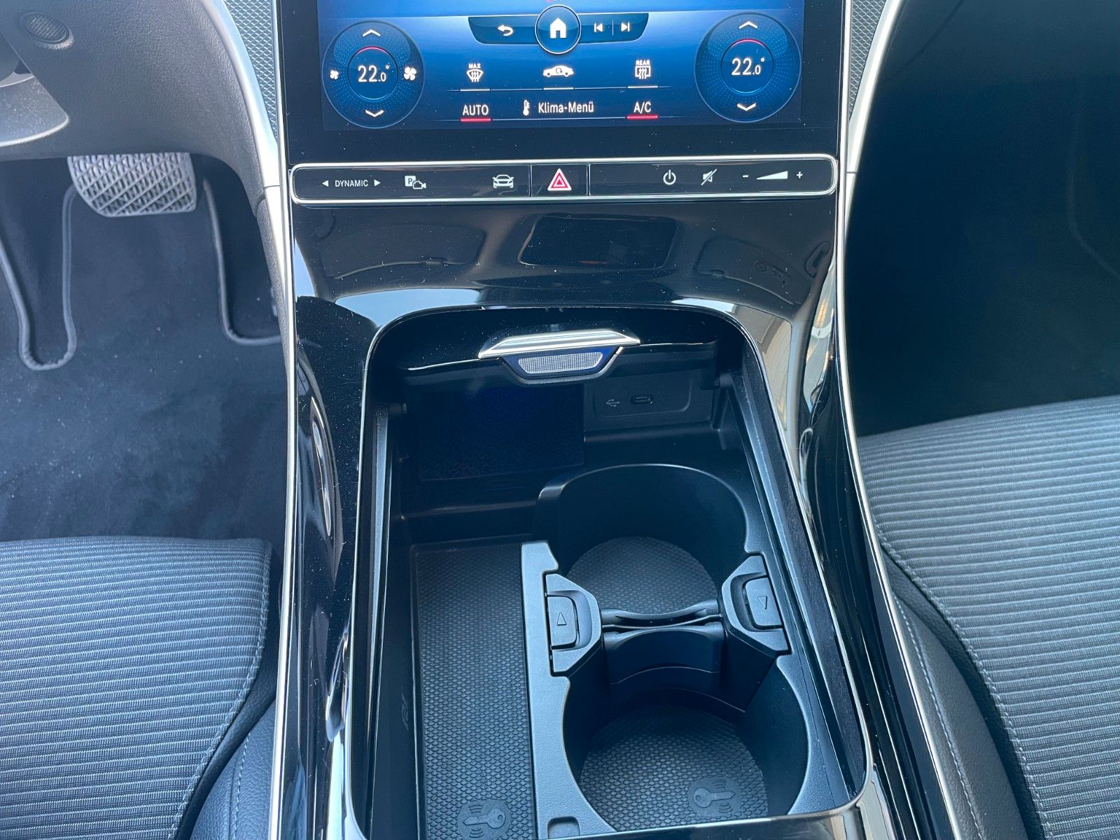 Fahrzeugabbildung Mercedes-Benz C 220 d AVANTGARDE R-Kamera+Carplay+TotW+Ambient