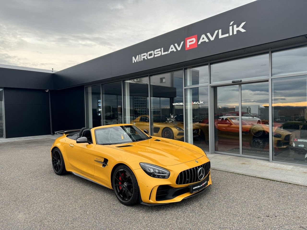 MERCEDES-BENZ AMG GT R ROADSTER 1 of 750 SOLARBEAM