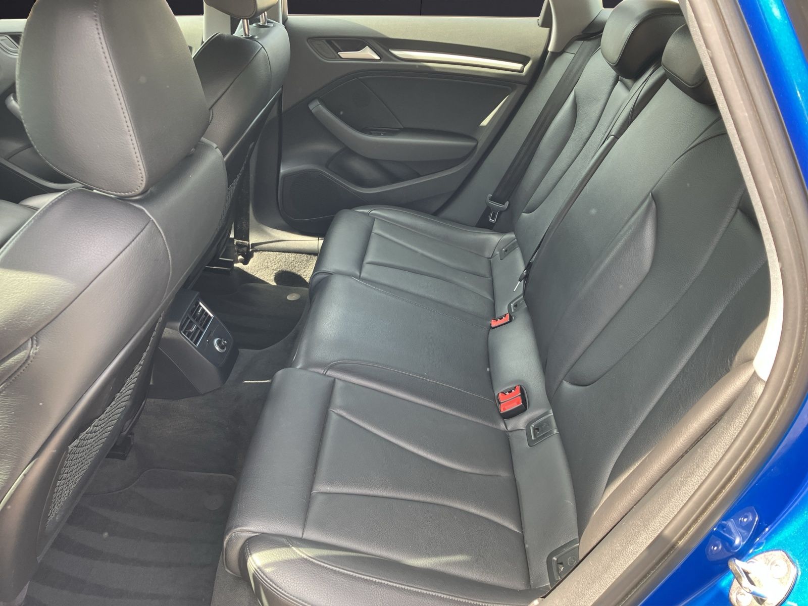 Fahrzeugabbildung Audi A3 Sportback S-Line S-tronic LED Navi ACC SHZ PD
