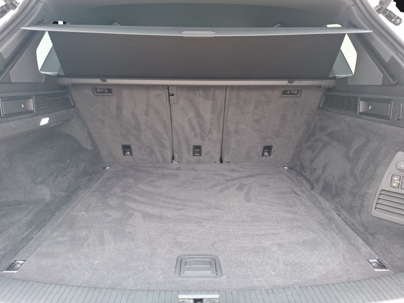 Fahrzeugabbildung Volkswagen Touareg TDI AHK Navi Leder ACC RFK SH 19"