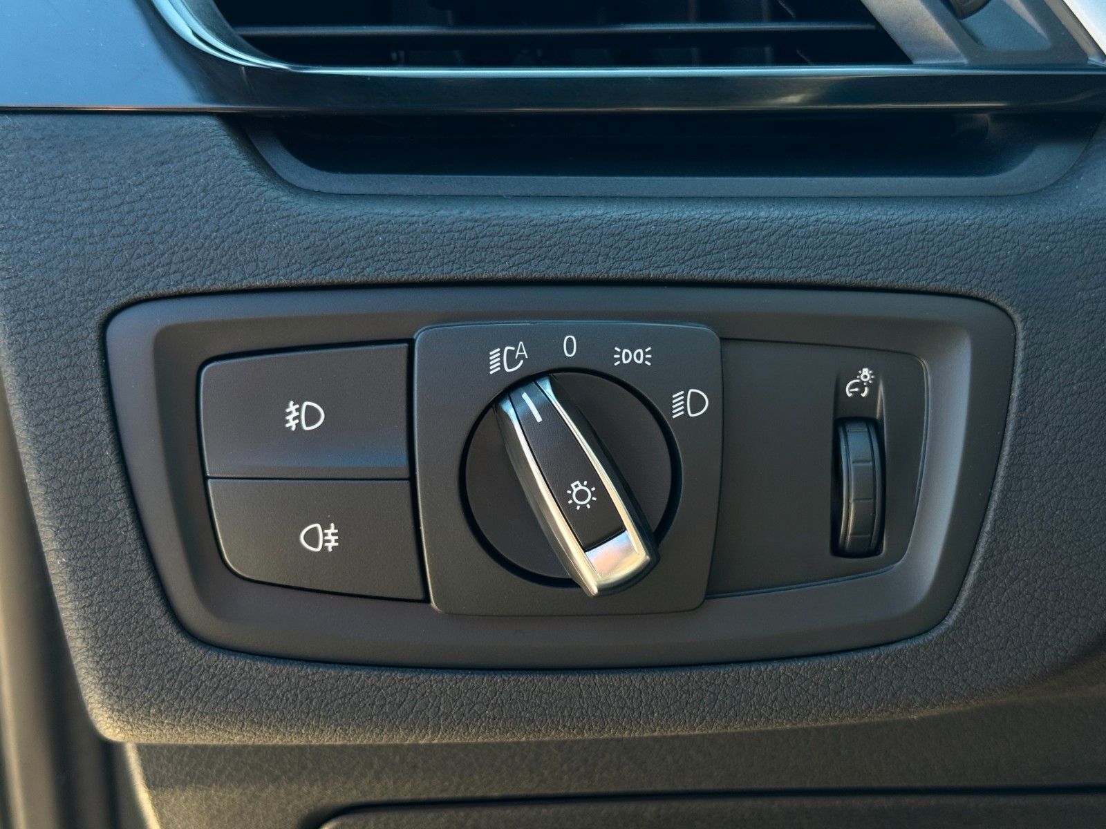 Fahrzeugabbildung BMW X1 sDrive20i Advantage Tempomat AHK PDC SHZ LED