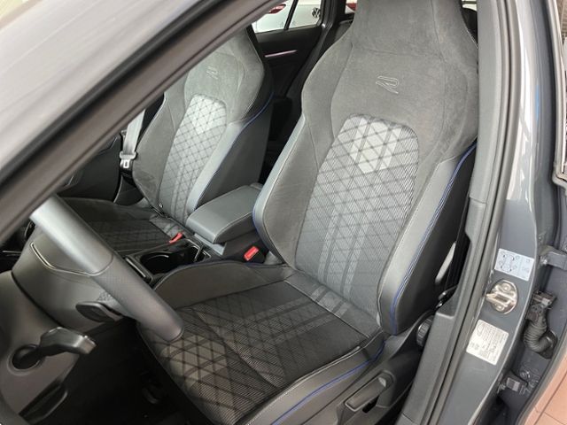 Fahrzeugabbildung Volkswagen Golf Variant 1.5 eTSI DSG R-LINE BLACK-STYLE NAV