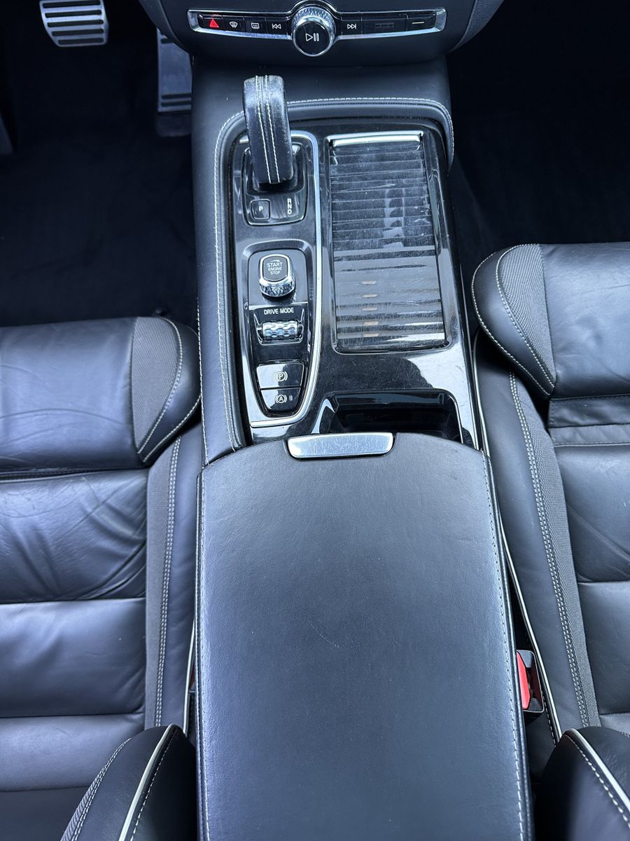 Fahrzeugabbildung Volvo V60 T8 AWD Twin Engine R-Design NAV+LED+AHK+360°