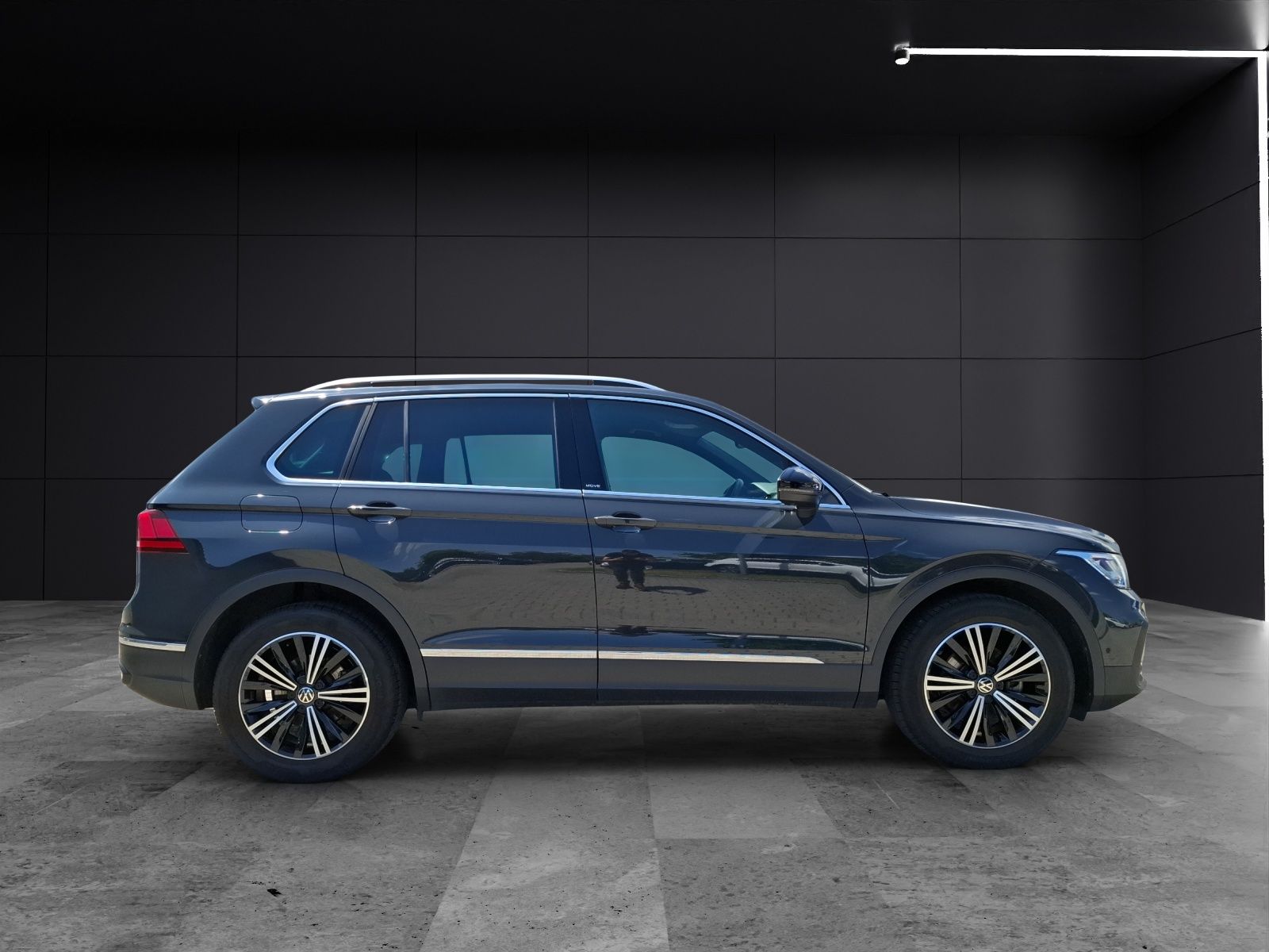 Fahrzeugabbildung Volkswagen Tiguan TDI Move DSG STH Matrix AHK Navi AID ACC