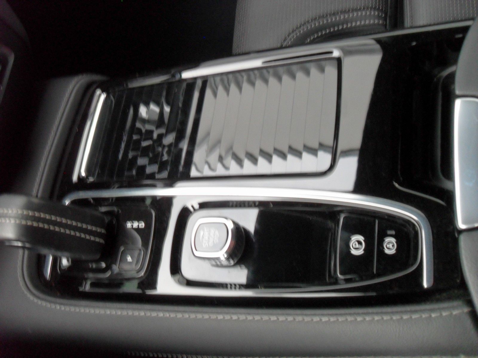 Fahrzeugabbildung Volvo V60 T8 R Design | AWD