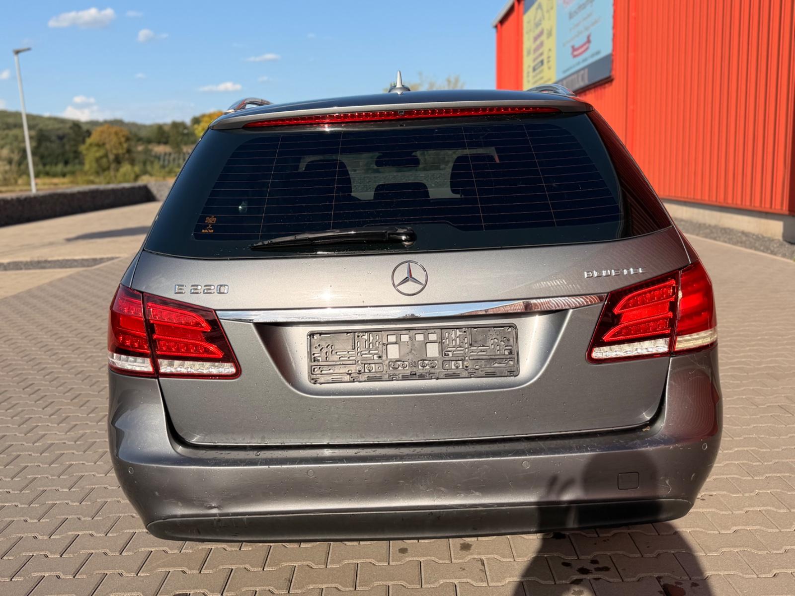 Mercedes-Benz E 220 LED AUTOMATIK LEDER PDC AHK NAVI ACC EU6