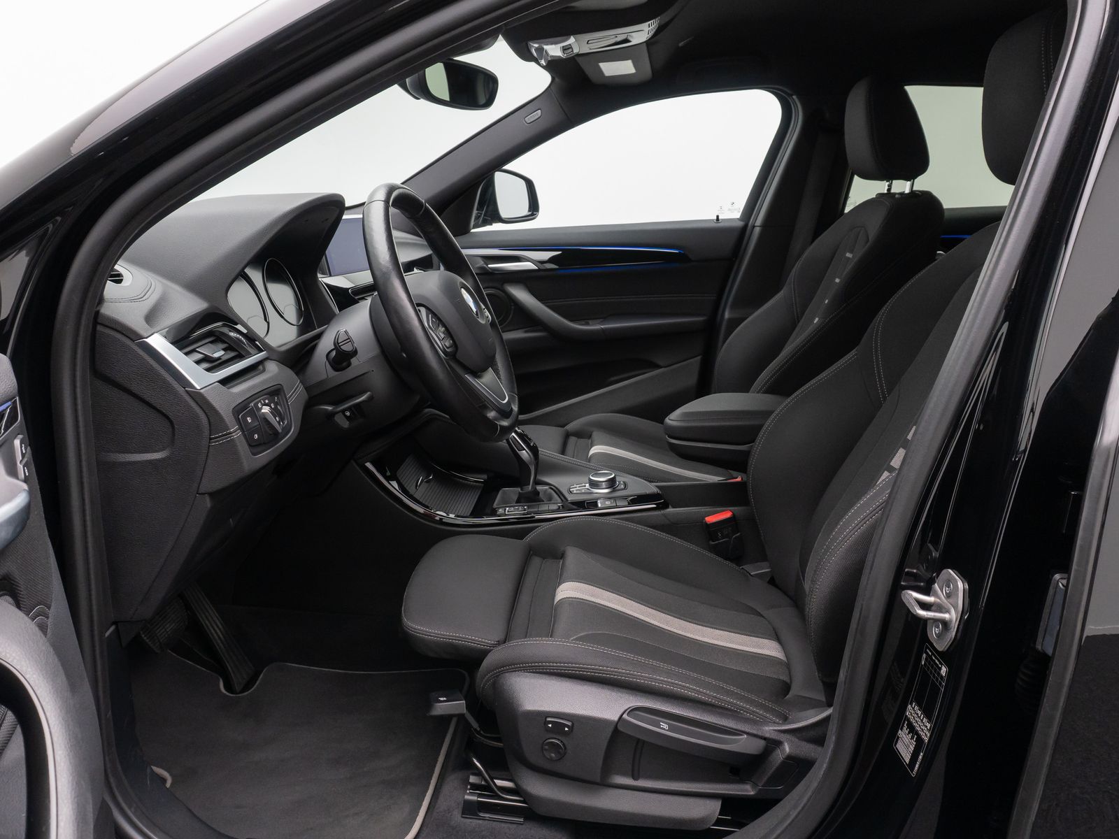Fahrzeugabbildung BMW X2 sD18i  Kamera DAB AHK Navi HiFi Sportsitz 18"