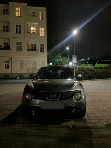 Nissan Guten Tag, zusammen zum Verkauf steht ein ...