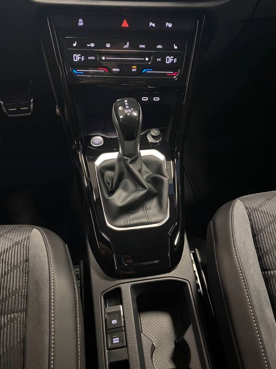 Fahrzeugabbildung Volkswagen T-Roc 1.5 TSI DSG R-Line+ACC+AHK+19"+KAMERA+LED+