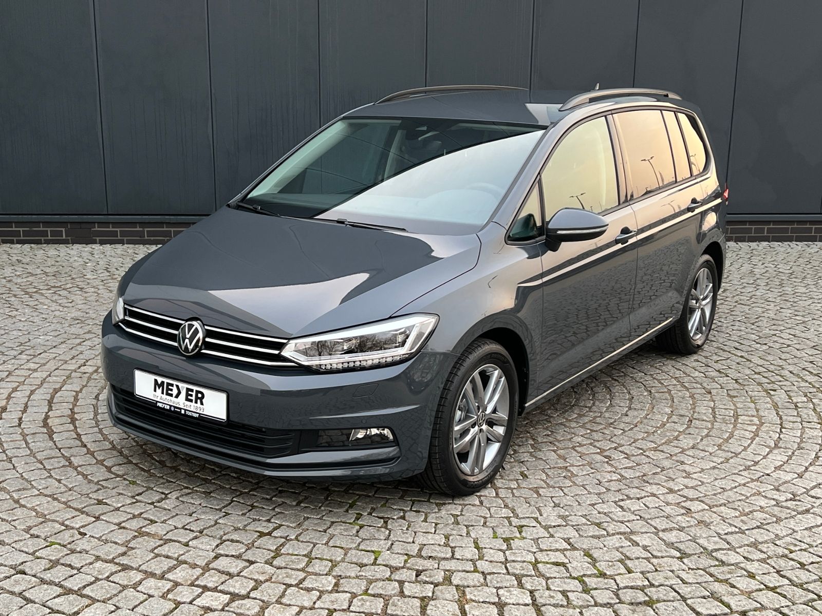 Fahrzeugabbildung Volkswagen Touran Comfortline 1.5 TSI DSG *LED, AHK, 7 Sitz