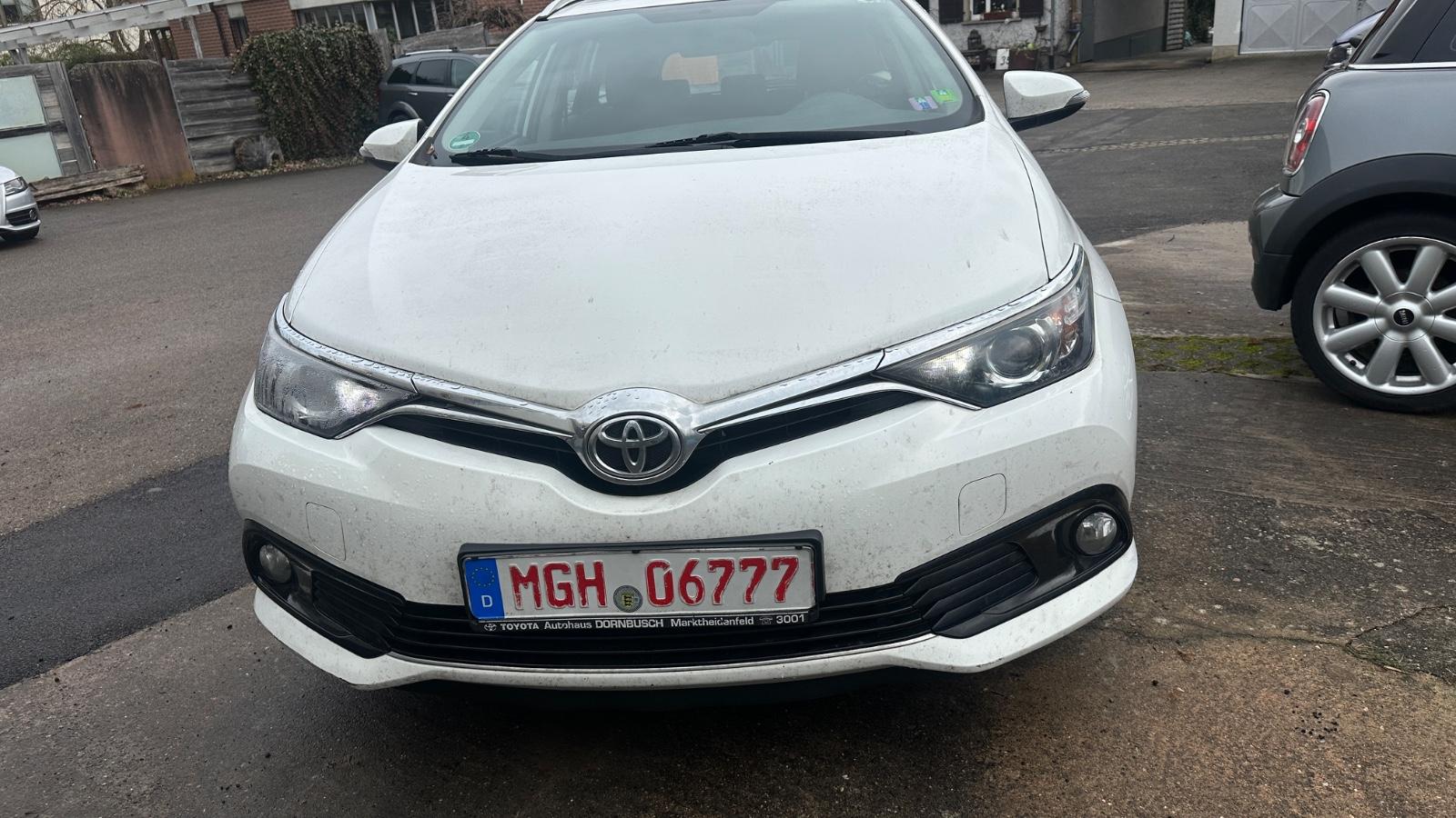 Toyota Auris 2015 — rear view