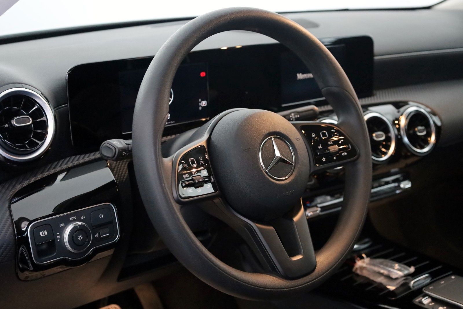 Fahrzeugabbildung Mercedes-Benz A 250 e,Style T.Leder,Navi,LED,SH,Kamera,SR+WR