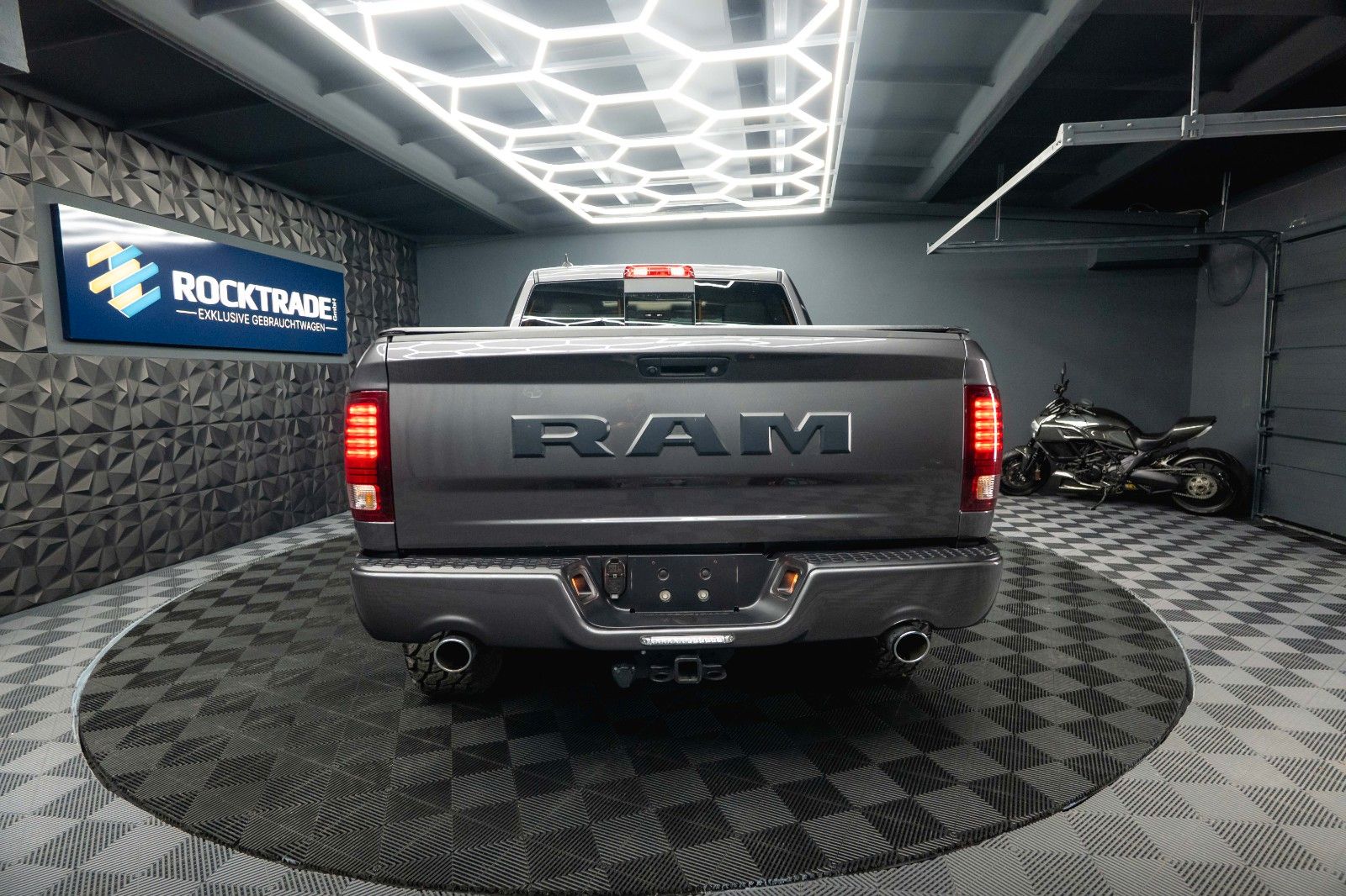 Fahrzeugabbildung Dodge RAM 5.7 V8 HEMI 4x4 Sport OFFROAD NightPaket 19%