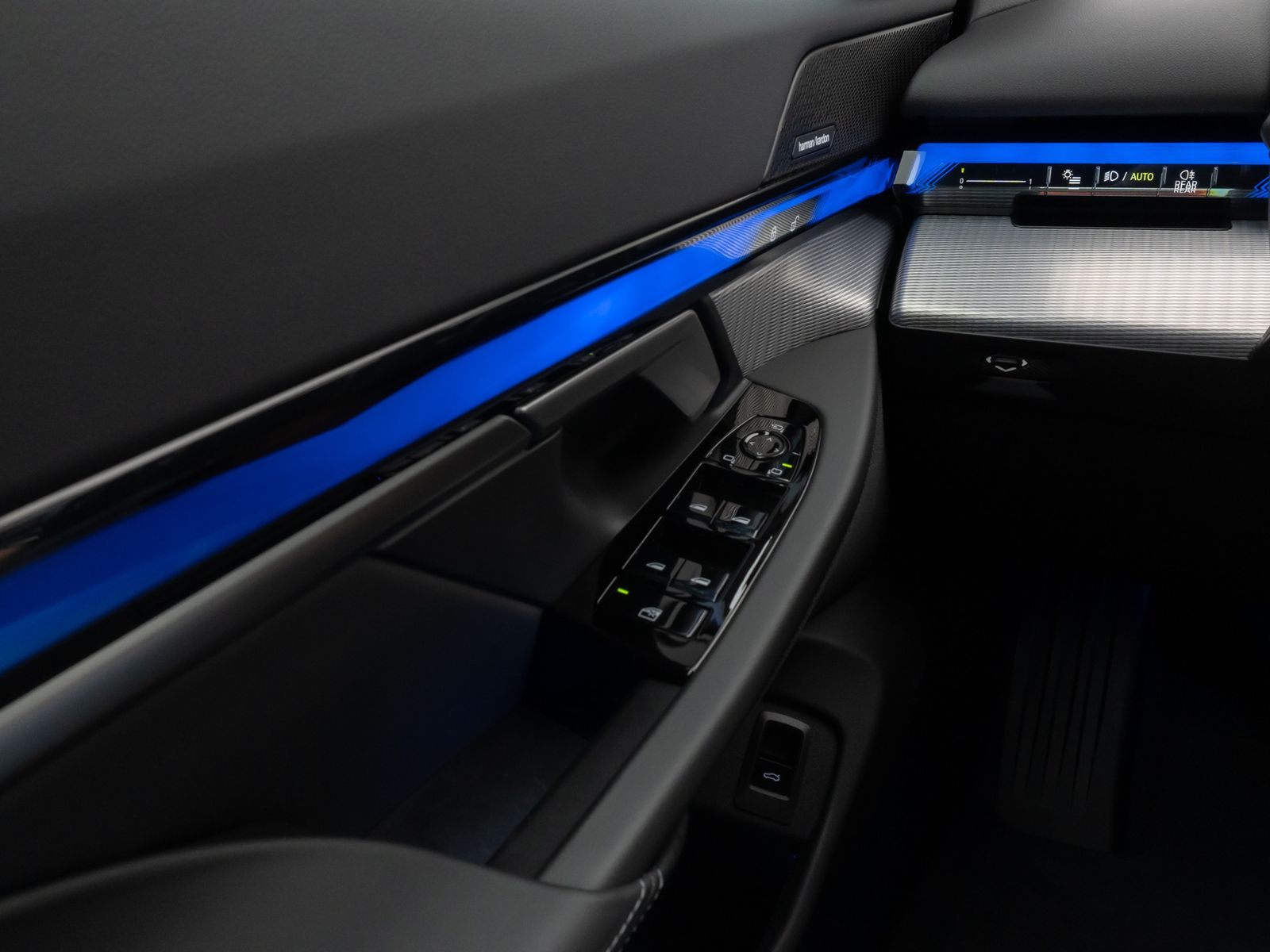Fahrzeugabbildung BMW 520d M Sport 360°HUD DAB H/K AHK Komfort Alarm
