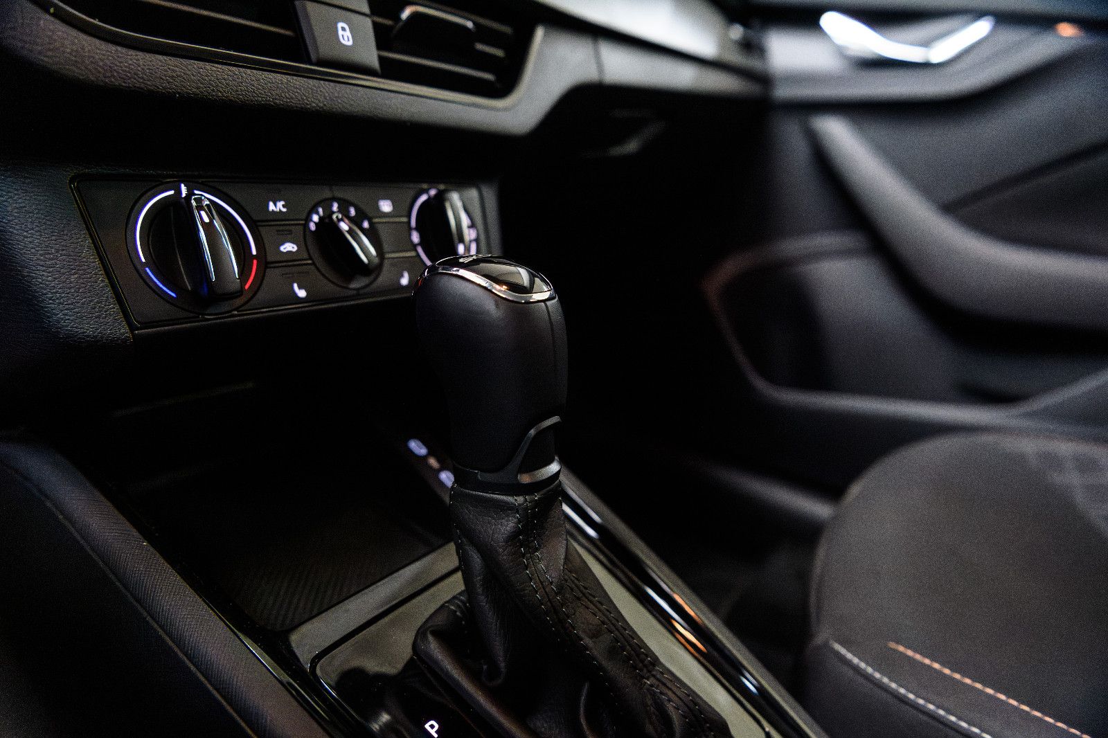 Fahrzeugabbildung SKODA Kamiq Ambition 1.0 DSG LED+AHK+SHZ+GRA