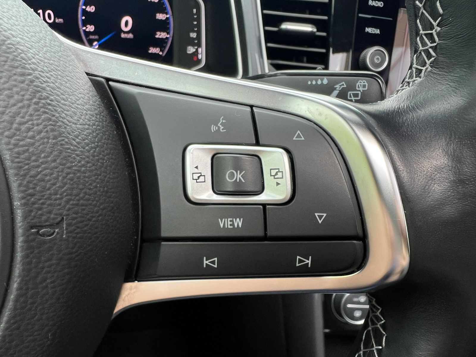 Fahrzeugabbildung Volkswagen T-Roc Sport 2.0 TDI DSG 4Motion R-Line *Beats,Pa