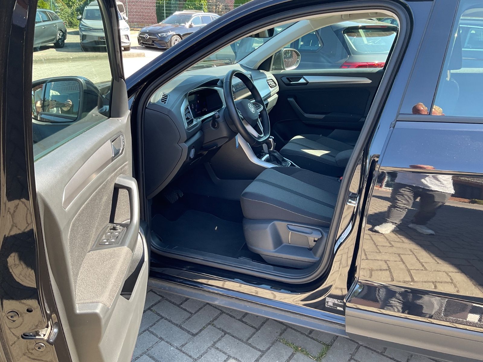 Fahrzeugabbildung Volkswagen T-Roc 1.5 TSI DSG Life,LED,AHK,Navi