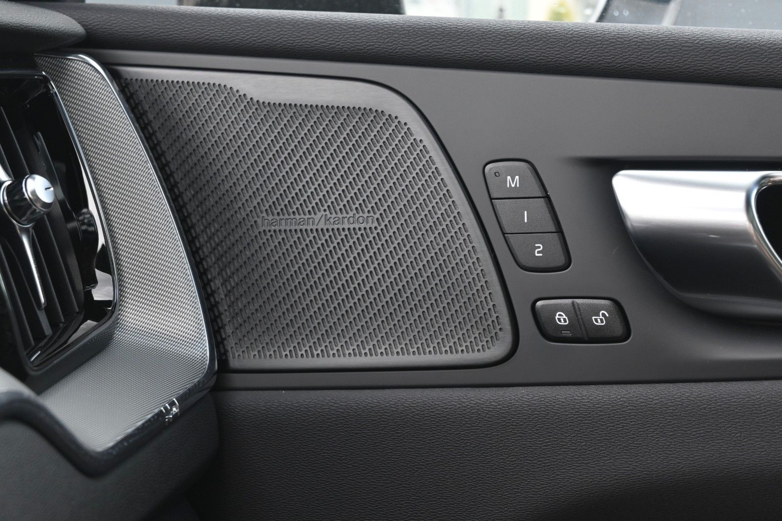 Fahrzeugabbildung Volvo XC60 T6 RC AWD Plus Black Edition*360°*ACC*AHK